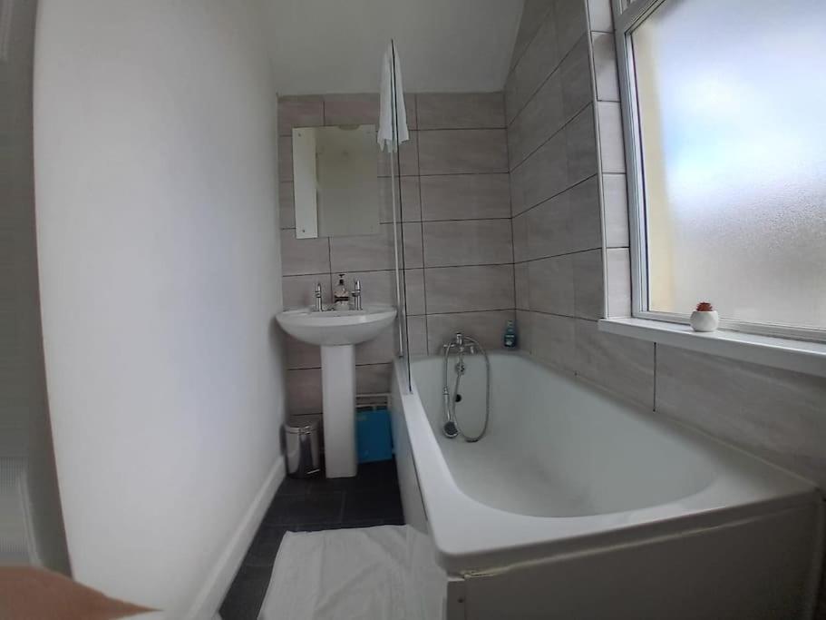 Large Family Home Central Location 3 Double Bedrooms And 1 Single Bedroom Κάρντιφ Εξωτερικό φωτογραφία