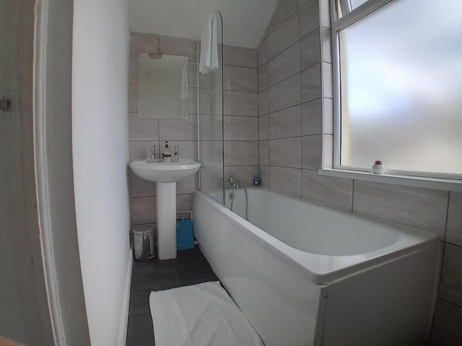 Large Family Home Central Location 3 Double Bedrooms And 1 Single Bedroom Κάρντιφ Εξωτερικό φωτογραφία